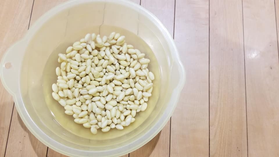大豆を水に漬けます