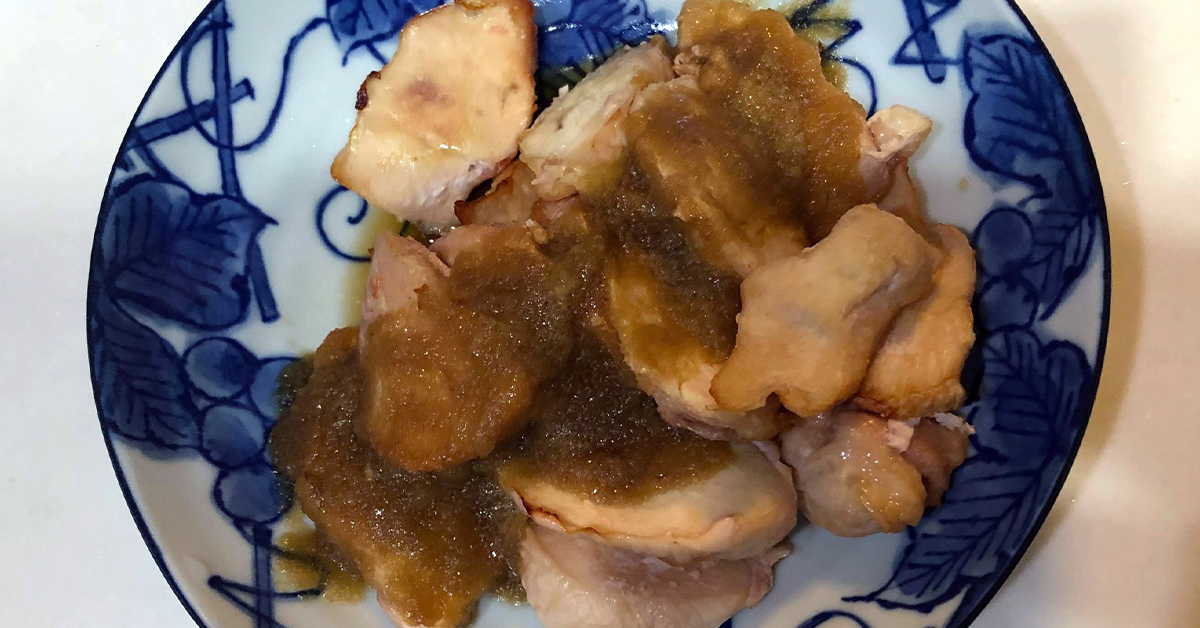 田中農場の特製白ねぎ酢を使ったアレンジレシピ　たっぷり玉ねぎソースをかけた鶏肉パリパリ焼き