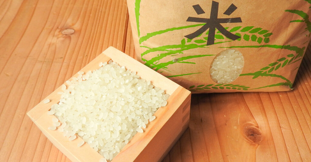 お米とお米の袋の画像