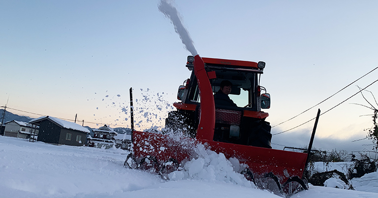 トラクターにスノーラッセルを取り付け除雪作業